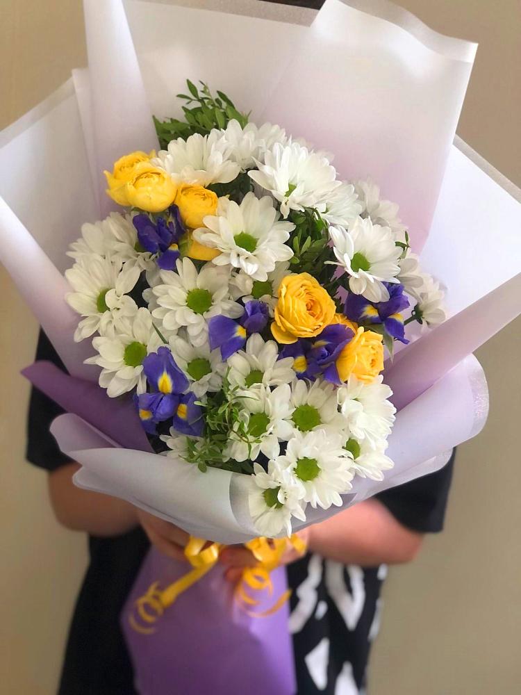 Букет цветов из: Ирисы, Хризантемы и Розы в Евпатории
