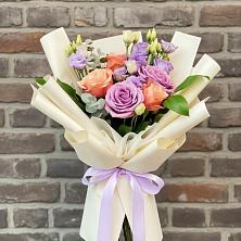 Букет цветов из:  Лизиантусы и Розы в Евпатории