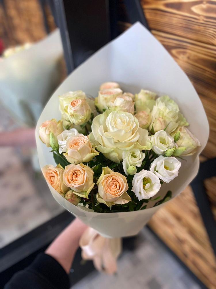 Букет Летний бриз в Евпатории Букет цветов из: Розы и Лизиантусы в Евпатории